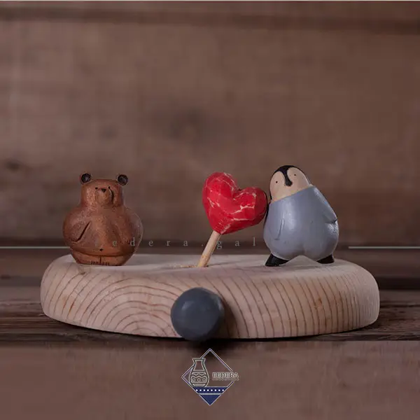 مجسمه چوبی پایه قلبی بچه خرس و پنگوئن با قلب متحرک